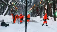 Petugas membersihkan tumpukan salju di Moskow, Rusia. (TASS)