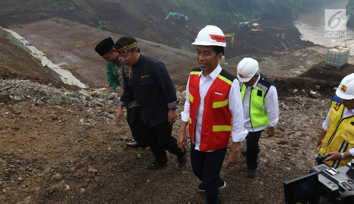 Presiden Joko Widodo atau Jokowi meninjau proyek Terowongan Nanjung di Kabupaten Bandung, Jawa Barat, Minggu (10/3). Terowongan Nanjung dibangun untuk memperlancar aliran Sungai Citarum. (Liputan6.com/Angga Yuniar)