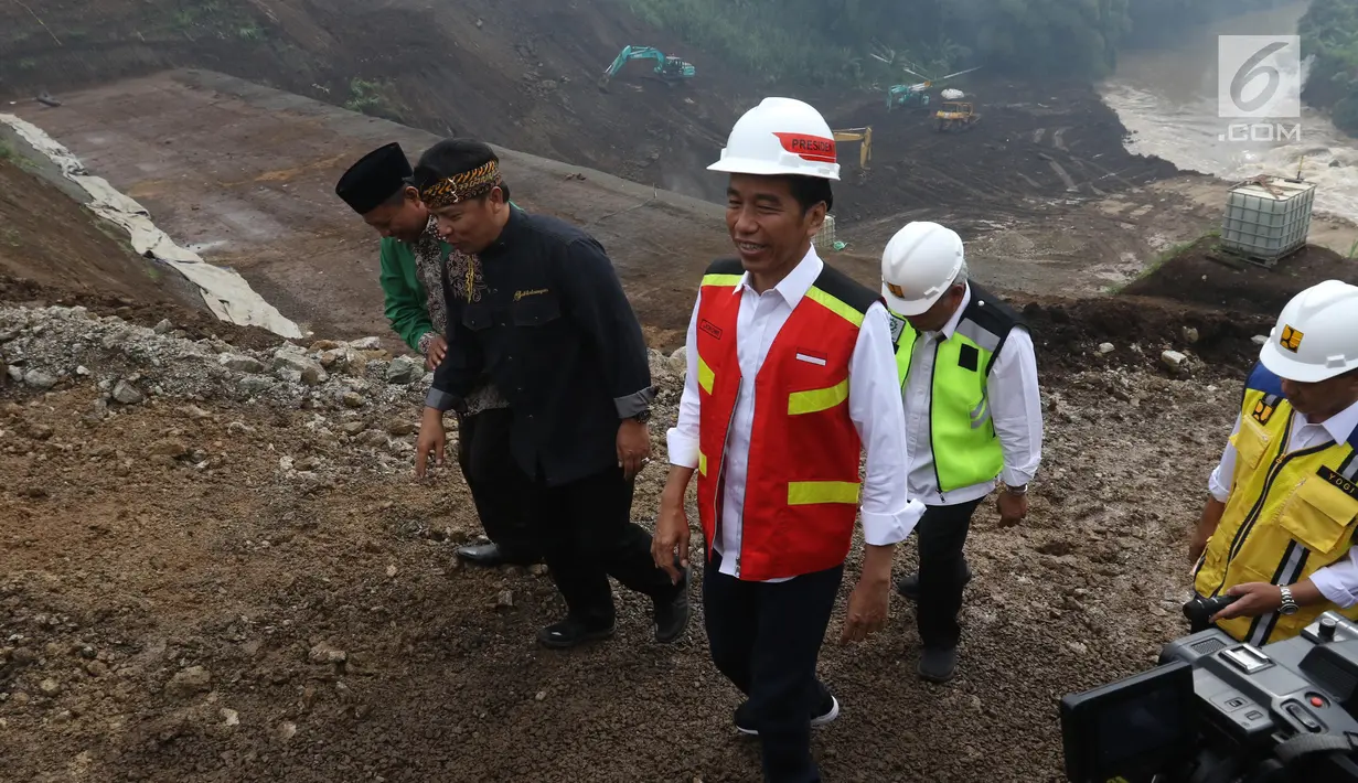 Presiden Joko Widodo atau Jokowi meninjau proyek Terowongan Nanjung di Kabupaten Bandung, Jawa Barat, Minggu (10/3). Terowongan Nanjung dibangun untuk memperlancar aliran Sungai Citarum. (Liputan6.com/Angga Yuniar)