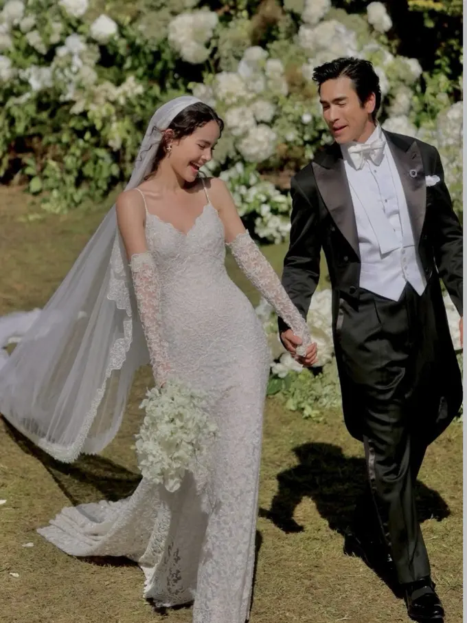 Urassaya Sperbund dan Nadech Kugimiya Menika di Norwegia. [@urassayas]