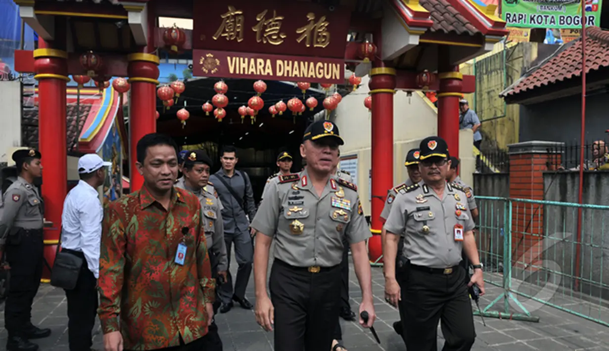 Kapolda Jawa Barat, Irjen Pol M Iriawan (tengah) melakukan sidak pengamanan di Vihara Dhanagun, Bogor, Jawa Barat, Kamis (5/3/2015). Presiden Jokowi akan membuka pesta rakyat Kota Bogor dalam rangka perayaan Cap Go Meh. (Liputan6.com/Helmi Fithriansyah)