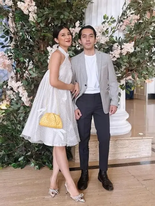 Sahabat Adinda Thomas, Fita Anggraini tampil cantik dengan gaun putih [Inistagram/fitaanggriani]