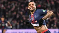 Bek Paris Saint-Germain (PSG), Dani Alves, merayakan gol ke gawang FC Nantes pada laga semifinal Piala Prancis 2019 di Stadion Parc des Princes, Rabu (3/4). PSG menang 3-0 atas FC Nantes. (AFP/Anne-Christine Poujoulat)