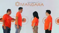 Chief Executive Officer (CEO) SUNterra Fanda Soesilo (kedua kanan) didampingi Head of B2C Sales SUNterra Miftahur Rohman dan Chief Commercial Officer SUNterra Michael Adisuhanto menekan tombol pada peluncuran kanal digital atau aplikasi untuk tenaga pemasar SUNterra, Mandara di Jakarta (25/02/2023) (Liputan6.com)