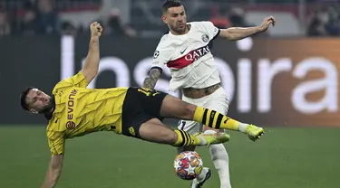 Penyerang Borussia Dortmund Niclas Fullkrug berebut bola dengan bek Paris Saint-Germain (PSG) Lucas Hernandez pada leg pertama semifinal Liga Champions 2023/2024 di Signal Iduna Park, Kamis (02/05/2024) dini hari WIB. (Federico Gambarini/dpa via AP)