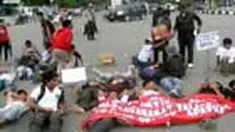 Puluhan mahasiswa memrotes Pemerintah Kabupaten Buton yang belum membayar ganti rugi lahan warga. Lahan itu kini digunakan PT Arga Morini Indah.