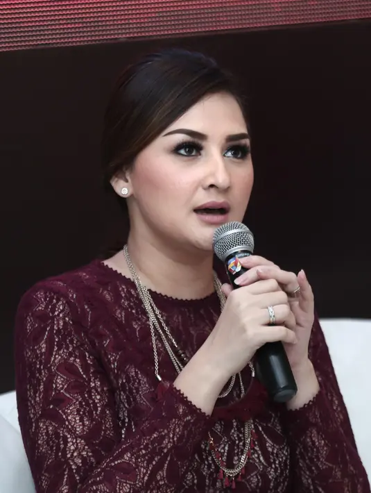 Mona Ratuliu memiliki cara sendiri dalam memberikan saksi bagi yang membuat kesalahan. Ada cara selain menghukum, mencubit untuk membuat anak menjadi mandiri. (Galih W. Satria/Bintang.com)