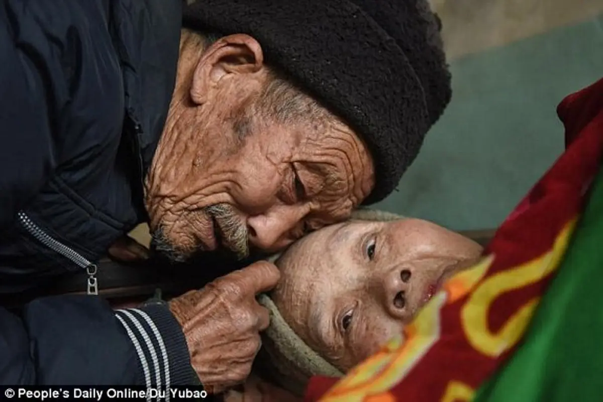 5 Potret Kesetiaan Kakek Nenek Asal China Ini Bikin Nangis!