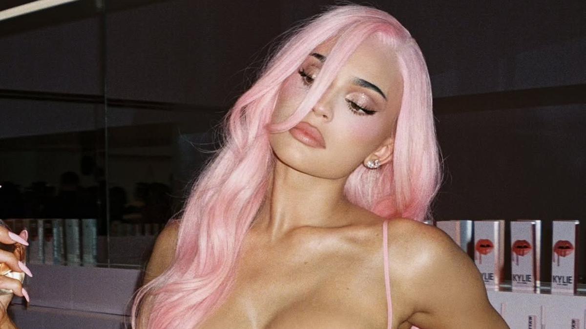 6 Potret Kylie Jenner Tampil Serba Pink bak Barbie saat Rayakan 10 Tahun Brand Kosmetiknya