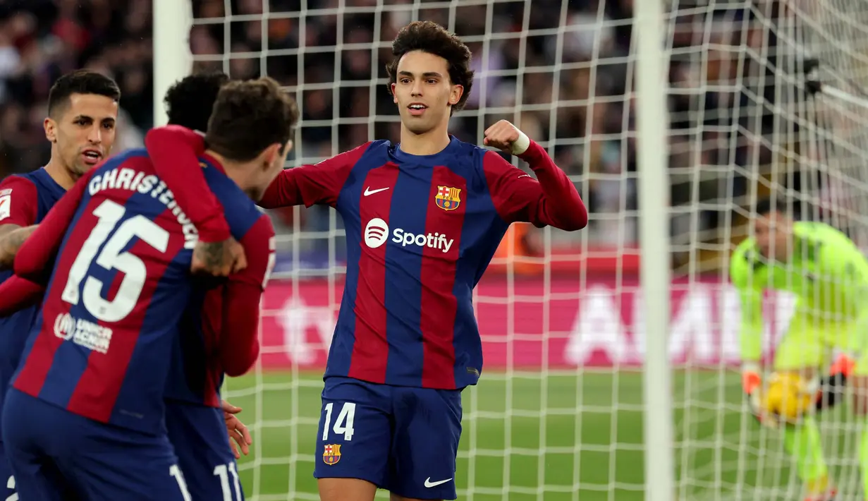 Penyerang Barcelona, Joao Felix (tengah) merayakan gol kedua timnya selama pertandingan sepak bola Liga Spanyol antara melawan Getafe CF di Estadi Olimpic Lluis Companys, pada 24 Februari 2024. (LLUIS GENE/AFP)