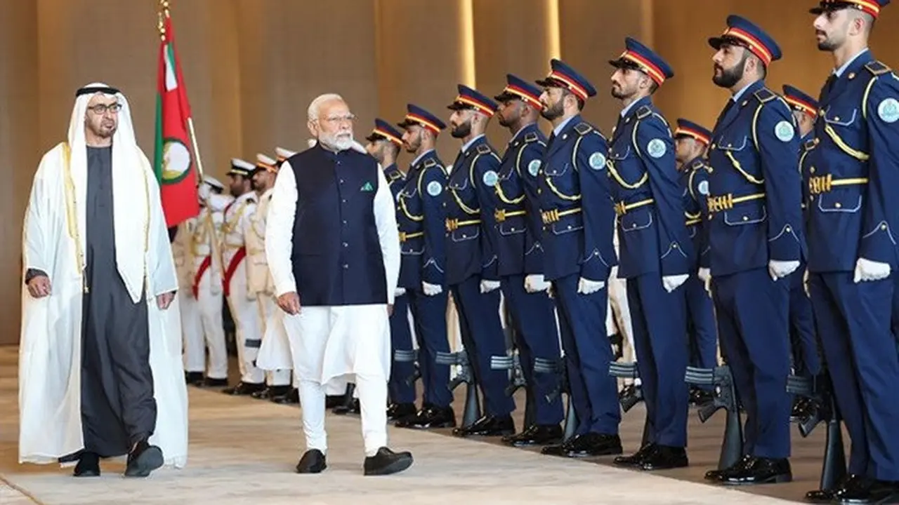 Presiden Uni Emirat Arab Syekh Mohammed bin Zayed Al Nahyan bersama dengan Perdana Menteri India Narendra Modi.