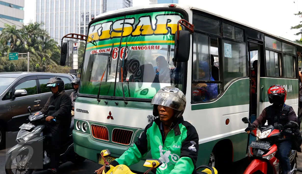 Kopaja 66 jurusan Blok M-Manggarai terjebak kemacetan di kawasan Gatot Subroto, Jakarta, Rabu (7/10). Pemprov DKI berencana secara bertahap akan menghapus angkutan umum bus berukuran sedang di Ibukota. (Liputan6.com/Yoppy Renato)