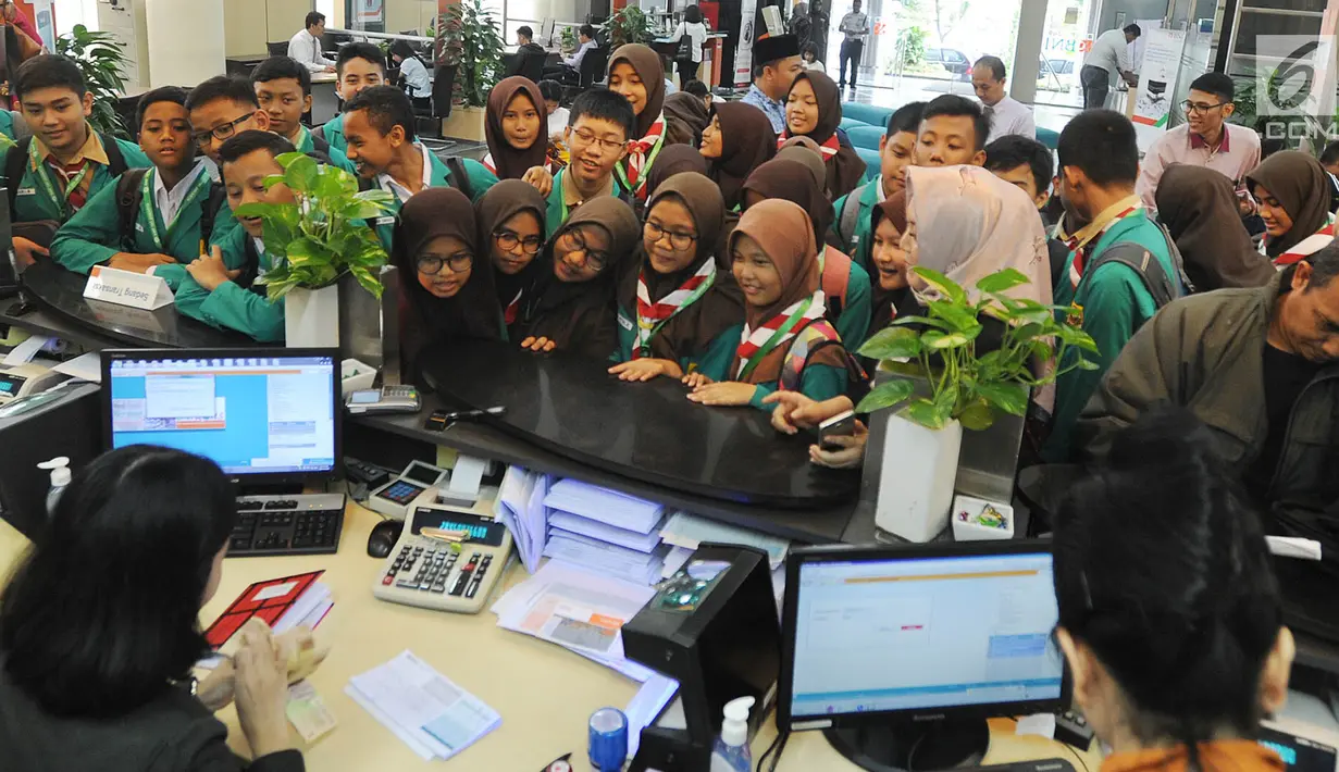 Sejumlah murid SMPN 141 menyaksikan kegiatan pelayanan perbankan di BNI Kantor Cabang Tebet, Jakarta (2/5). Kegiatan ini dalam rangka memperingati Hari Pendidikan Nasional. (Merdeka.com/Arie Basuki)