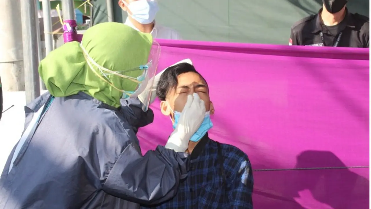 Salah satu pengunjung pasar harian di Gorontalo, yang sebelumnya tidak memakai masker, langsung di rapid antigen. foto: dok humas (Arfandi Ibrahim/Liputan6.com)