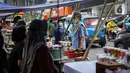 Pembeli melihat-lihat makanan yang dijual di Pasar Takjil Benhil, Jakarta, Selasa (13/4/2021). Pasar takjil yang ada setiap bulan Ramadhan tersebut dipadati warga untuk membeli makanan berbuka puasa. (Liputan6.com/Faizal Fanani)