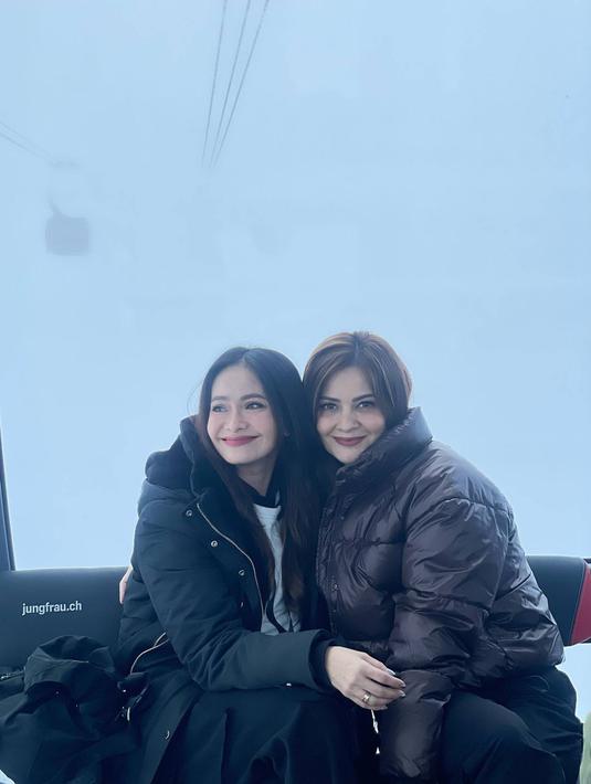 Begini serunya Cut Tari dan Ersa Mayori saat naik gondola. Berfoto bareng saat naik gondola, kedua sahabat ini tampil bak saudara kandung. Memang keduanya disebut memiliki wajah yang cukup mirip oleh para penggemarnya sejak dahulu. (Liputan6.com/IG/@cuttaryofficial)
