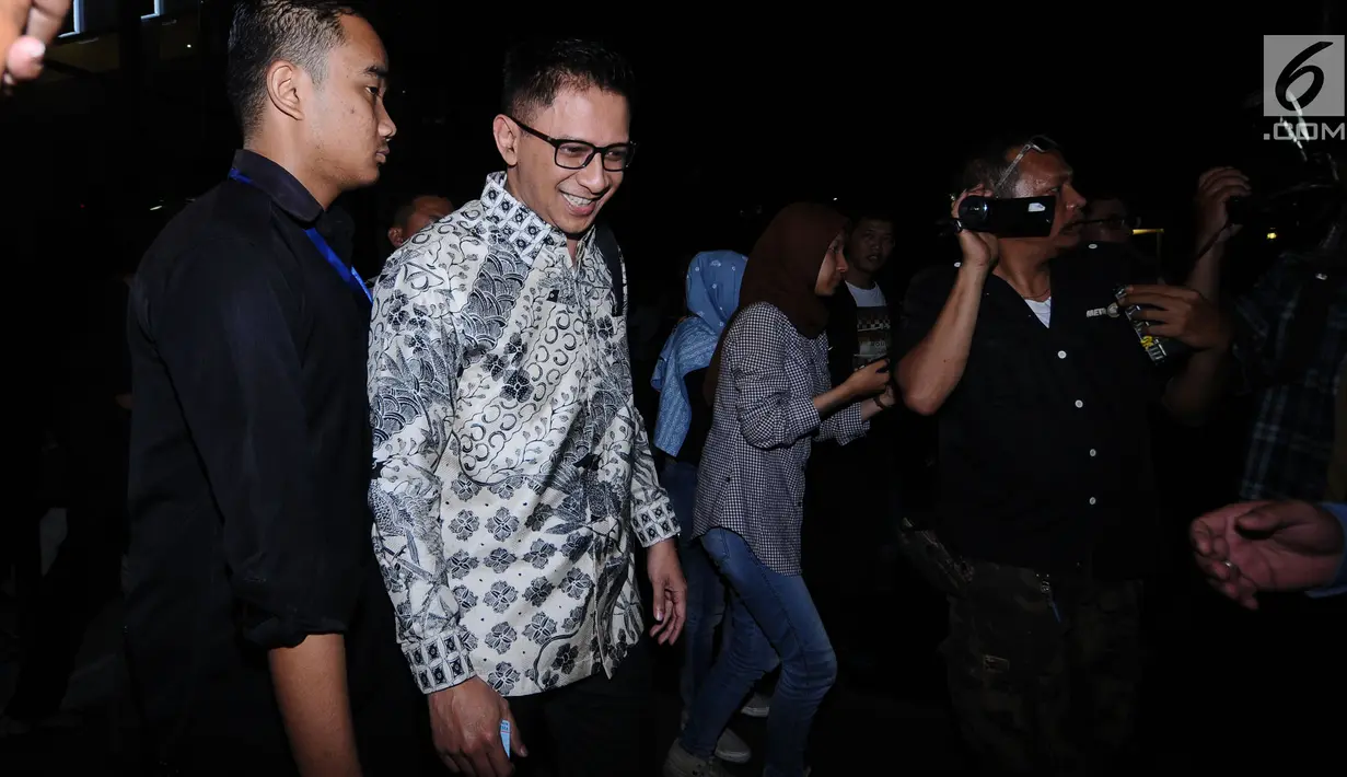 Direktur Utama Hotel Ijen Suites Iwan Budianto meninggalkan Gedung KPK usai diperiksa, Jakarta, Rabu (11/10). Iwan diperiksa sebagai saksi dugaan suap pengadaan barang dan jasa di lingkungan Pemkot Batu TA 2017. (Liputan6.com/Helmi Fithriansyah)
