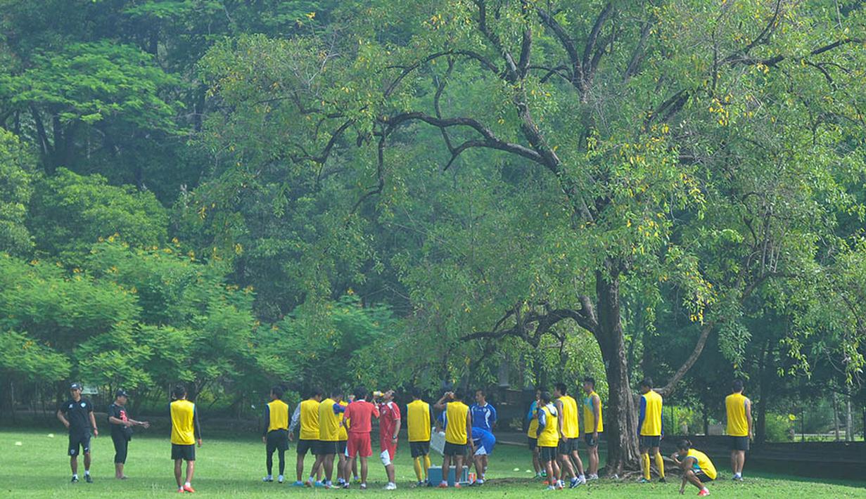 Menjelang malam pergantian tahun, skuat Arema Cronus menjalani latihan di Kebun Raya Purwodadi, Pasuruan, Jawa Timur, Kamis (31/12/2015). (Bola.com/Kevin Setiawan)