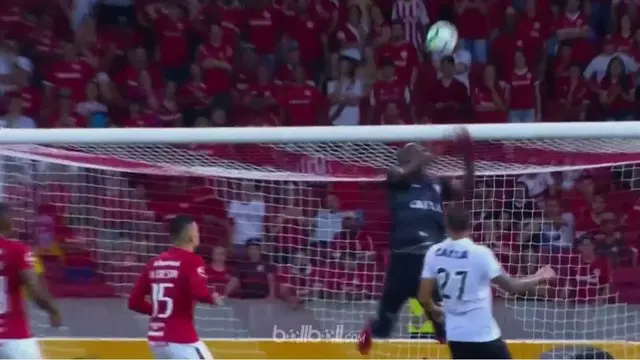 Internacional meraih kemenangan tipis 2-1 atas Vitoria di ajang Copa do Brasil dibantu dengan sebuah kesalahan lawan jelang akhir ...