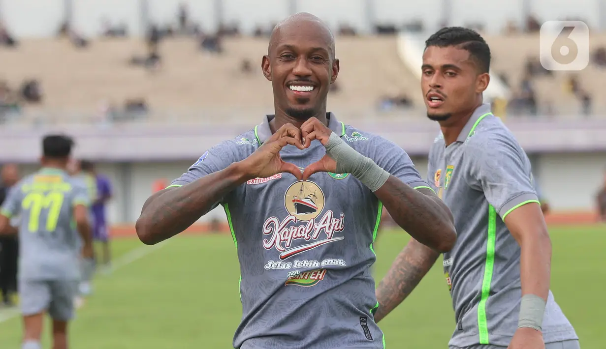 Persebaya menggebrak sejak awal laga dan mendapatkan beberpa peluang mencetak gol. (Bola.com/M Iqbal Ichsan)