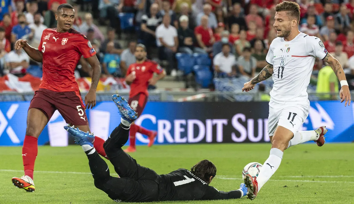 Italia memperoleh peluang pada menit ke-12 saat sepakan Ciro Immobile masih mampu diblok kiper Swiss Yann Sommer, bahkan bola rebound yang didapatkan Lorenzo Insigne juga mampu diamankan Yann Sommer. (Foto: Keystone via AP/Jean-Christophe Bott)