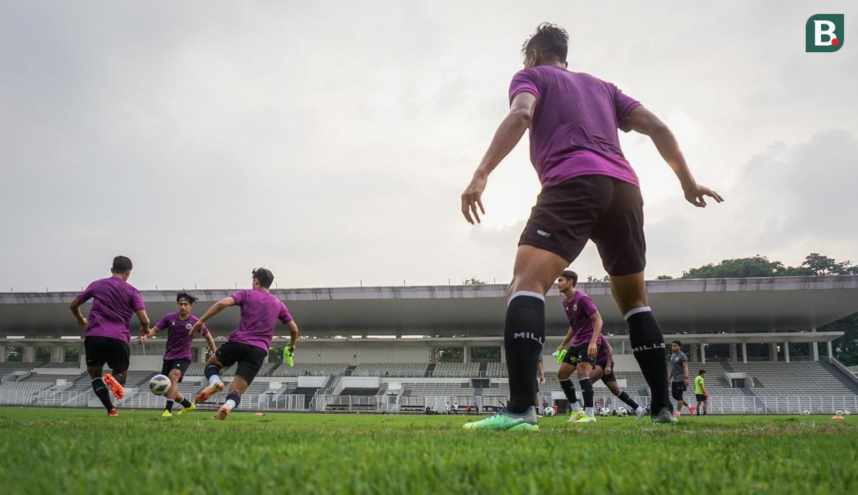 Pemain Timnas Indonesia U-23 melakukan latihan untuk persiapan SEA Games 2021 di Stadion Madya, Senayan, Jakarta, Selasa (12/04/2022) sore WIB. Skuat Garuda Muda rencananya akan berlaga di Hanoi pada 6-22 Mei 2022. (Bola.com/Bagaskara Lazuardi)