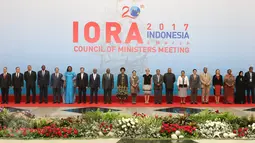 Sejumlah menteri dari negara-negara anggota Indian Ocean Rim Association (IORA) berfoto bersama sebelum pertemuan Council of Ministerial Meeting dalam rangkaian KTT IORA Tahun 2017 di Jakarta Convention Center, Senin (6/3). (Liputan6.com/Angga Yuniar)