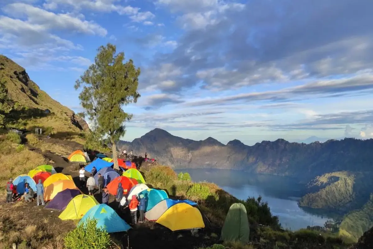Gunung Barujari merupakan anak Gunung Rinjani di Lombok, NTT