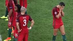 Cristiano Ronaldo (kanan) berjalan sambil menutup mata dengan penuh harap saat penalti  melawan Polandia pada perempat final Piala Eropa 2016 di Stade Velodrome, Marseille, Jumat (30/6/2016) dini hari WIB. (EPA/Mohamed Messara)
