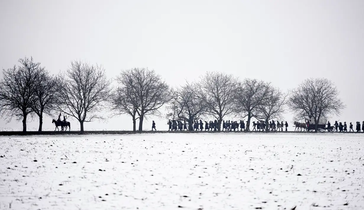 Pecinta sejarah menciptakan kembali tontonan kemenangan Napoleon pada Pertempuran Austerlitz. Mereka ambil bagian dalam pemeragaan pertempuran yang pernah terjadi di tahun 1805. (AP Photo/Petr David Josek)