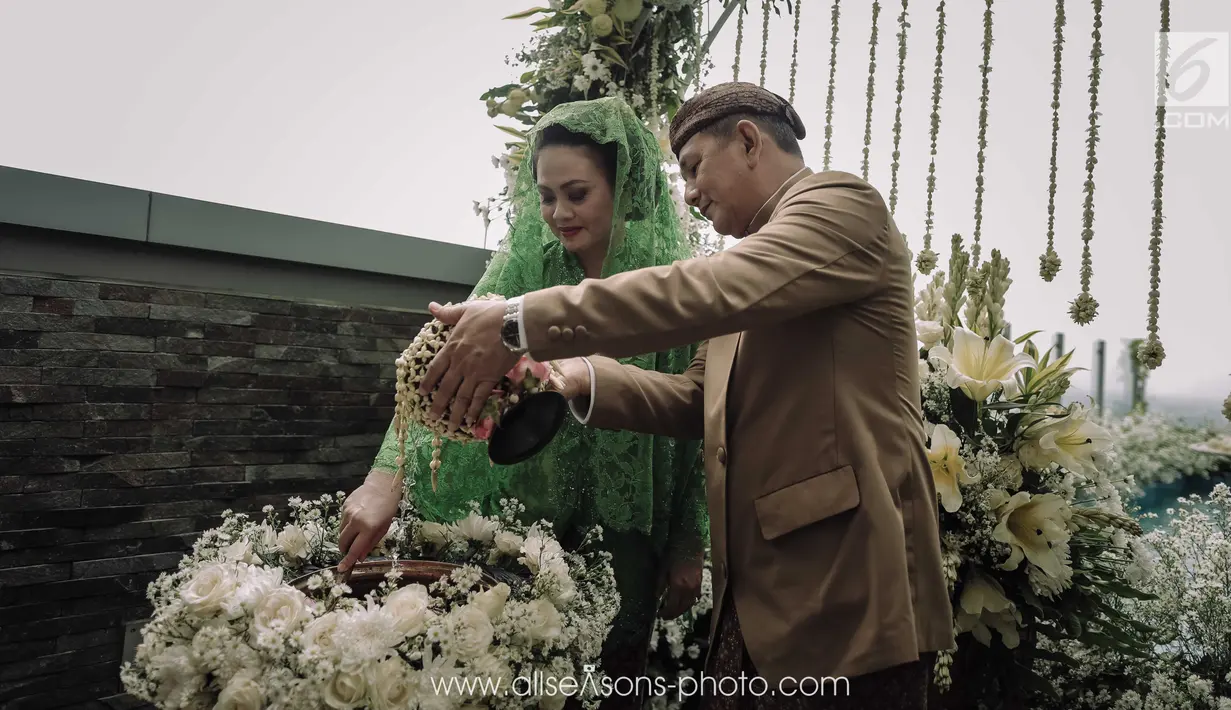 Orang tua calon pengantin laki-laki, Bobby Nasution saat prosesi siraman di Hotel Alila, Solo, Selasa (7/11). Air siraman Bobby dikumpulkan dari 7 mata air. (Liputan6.com/Pool/All Seasons Photo)