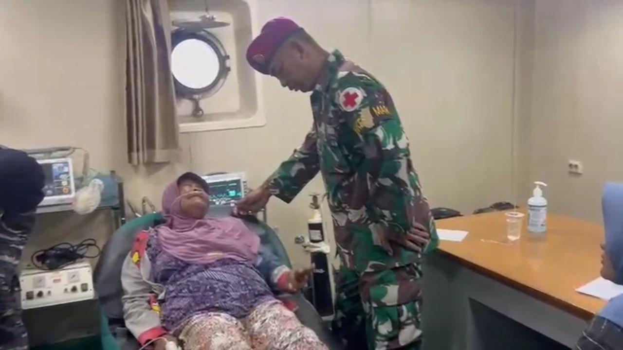 Prajurit dan Kapal RS TNI AL Dikerahkan Layani Kesehatan Masyarakat Pascabanjir Sumatra