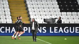 Pelatih Bayern Munchen, Jupp Heynckes melihat para pemainnya berlatih jelang menghadapi wakil Turki, Besiktas pada leg kedua babak 16 besar Liga Champions di Stadion Vodafone Park di Istanbul (13/3). (AFP Photo/Ozan Kose)