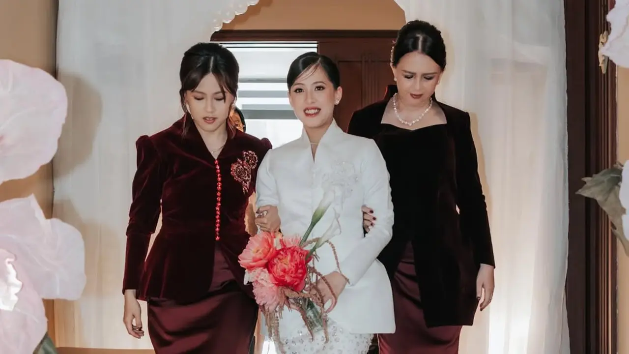 Dampingi Sang Adik Adhisty Zara ke Pelaminan, Hasyakyla Utami Tampil Elegan dengan Kebaya Velvet Detail Bunga 3D