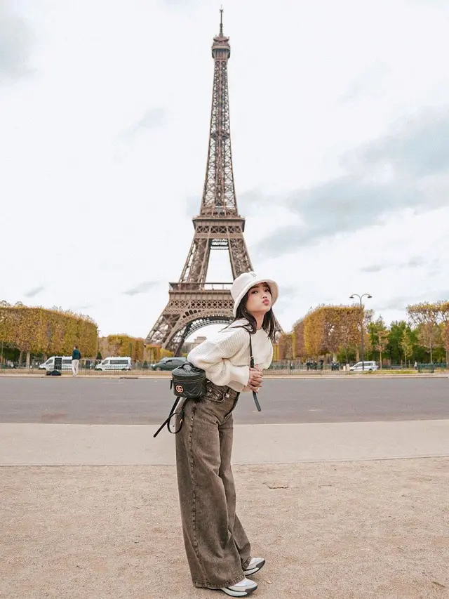 8 Potret Fuji Utami Setia dengan Gaya Skena, Terbaru Jadi Inspirasi Outfit Dingin Saat Liburan di Paris