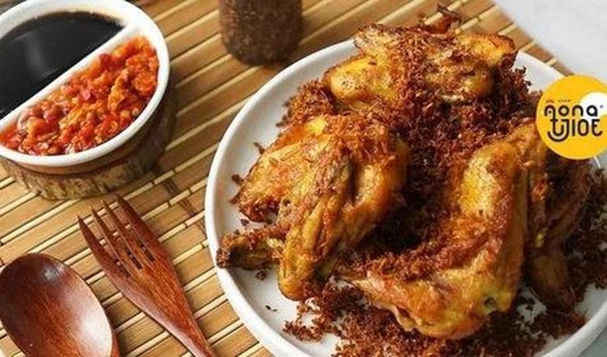 Ayam penyet yang sering ditemui di resto ataupun warung pinggir jalan, merupakan yang dibumbui dengan sejumlah rempah-rempah kemudian digoreng.