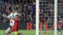 Proses gol yang dicetak Cristiano Ronaldo ke gawang Barcelona pada laga La Liga. Meski hanya mampu mengantar Los Blancos menjadi runner-up Liga Spanyol namun penampilan CR 7 tetap berada di atas rata-rata. (AFP/Josep Lago) 