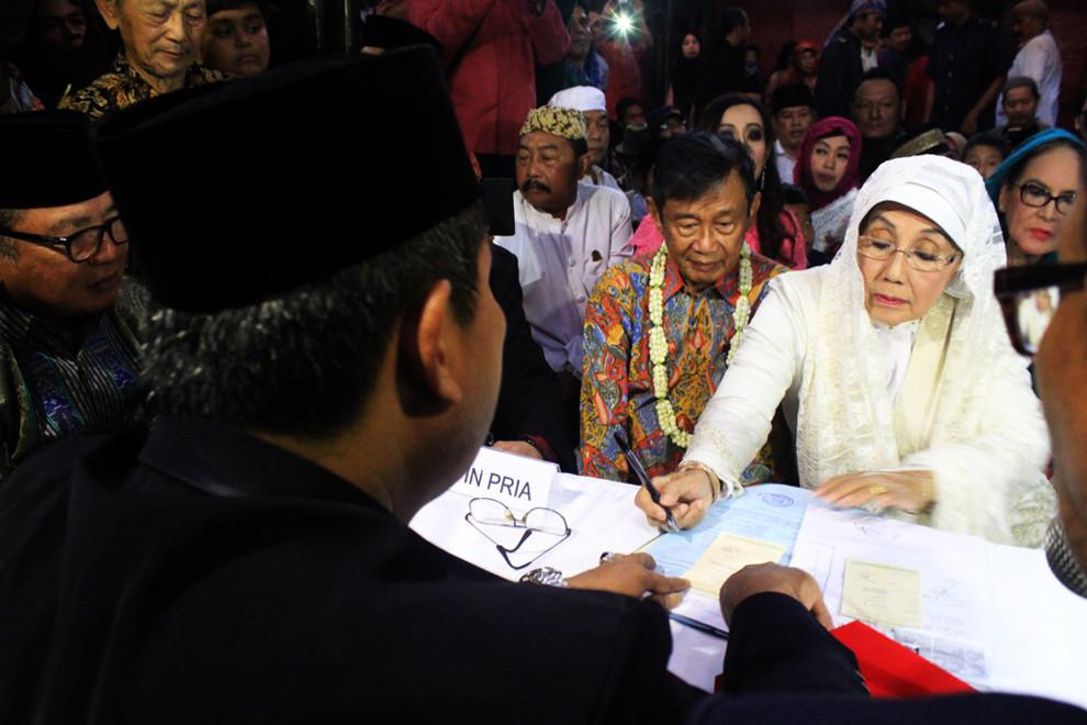 Masjid Agung Sang Cipta Rasa, Keraton Kasepuhan Cirebon, menjadi saksi bisu pernikahan tokoh penting sastra Indonesia Ajip Rosidi dan aktris senior Nani Wijaya pada Minggu (16/4/2017). (Liputan6.com/Panji Prayitno)