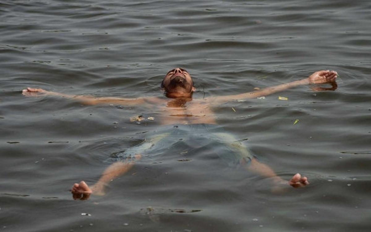 Akibat gelombang panas, banyak warga Pakistan "tidur" di sungai
