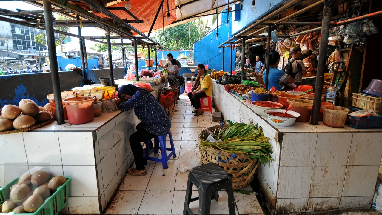 20150722-Aktivitas Perdagangan di Pasar Tradisional Masih Sepi Pasca-Lebaran-Jakarta 7