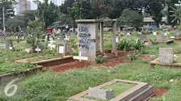 Suasana pemakaman Menteng Pulo penuh coretan akibat aksi vandalisme  yang mengotori nisan, Jakarta, (12/5). Perilaku tidak bertanggung jawab sejumlah oknum menyebabkan pemakaman tersebut terkesan kumuh dan tidak terawat. (Liputan6.com/Immanuel Antonius)