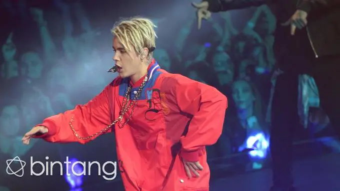 Justin Bieber Bikin Histeris Fans Karena Jatuh Dari Panggung