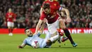 Sergio Aguero berebut bola dengan pemain Manchester United, Michael Carrick pada babak keempat Piala Liga Inggris di Old Trafford, (26/10/2016). (Action Images via Reuters/Jason Cairnduff)