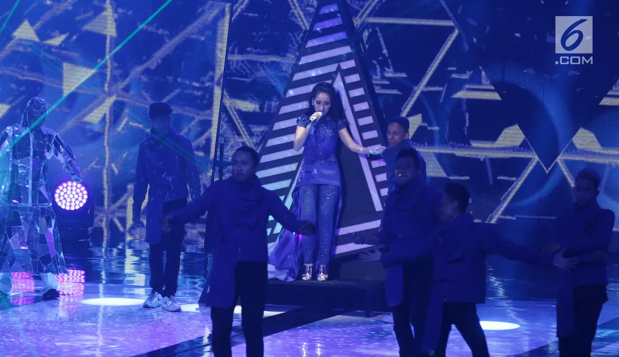 Aksi panggung Ayu Ting-Ting saat bergoyang menghibur penonton pada perayaan HUT Indosiar ke-23 di Jakarta Convention Center (JCC), Kamis (11/1). HUT Indosiar Bertema “Konser Raya 23 Tahun Indosiar Luar Biasa”. (Liputan6.com/Herman Zakharia)