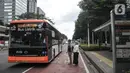 Warga saat akan menaiki bus listrik Transjakarta di Jalan Jenderal Sudirman, Jakarta, Senin (20/2/2023). Dinas Perhubungan (Dishub) DKI Jakarta akan melakukan pengadaan 120 bus listrik untuk Transportasi Jakarta (Transjakarta) pada tahun ini. (merdeka.com/Iqbal S Nugroho)