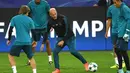 Pelatih Real Madrid, Zinedine Zidane, saat sesi latihan jelang laga Liga Champions di Dortmund, Senin (25/9/2017). Real Madrid akan berhadapan dengan Borussia Dortmund. (AFP/Patrik Stollarz)