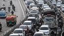 Sejumlah kendaraan bermotor terjebak kemacetan di Jalan K.H. Abdullah Syafei, Jakarta, Jumat (22/7/2022). Aturan tentang pajak kendaraan ini sesuai dengan ketentuan dalam Pasal 74 Undang-Undang Nomor 22 Tahun 2009 tentang Lalu Lintas dan Angkutan Jalan. (Liputan6.com/Faizal Fanani)