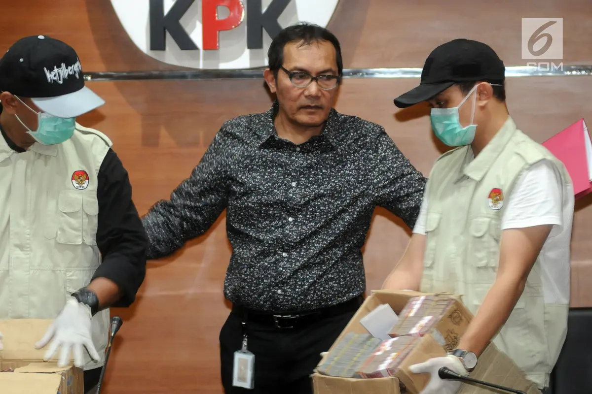 KPK Tunjukkan Uang Rp 2,5 Miliar Hasil OTT Blitar dan Tulungagung