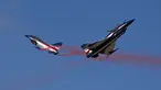 Pesawat jet tempur Cina J - 10 saat bermanuver dengan indah di provinsi Nakhon Ratchasima, Thailand, (24/11). Militer Thailand dan Cina mengadakan pertunjukan udara bersama untuk meningkatkan kerjasama militer. (REUTERS/Athit Perawongmetha)