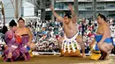 Juara gulat sumo dari Mongolia Kakuryu (kedua kanan) bersiap untuk bertanding di atas ring di Kuil Yasukuni di Tokyo, Jepang, Senin (17/4). (AP Photo / Shizuo Kambayashi)